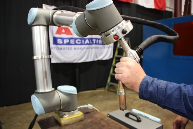 Welding Robots Alleviate Worker Shortage